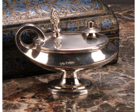 A George V silver cigar lighter, after a lamp from Classical antiquity, domed base, loop handle, 9cm long, Charles Cooke, Che