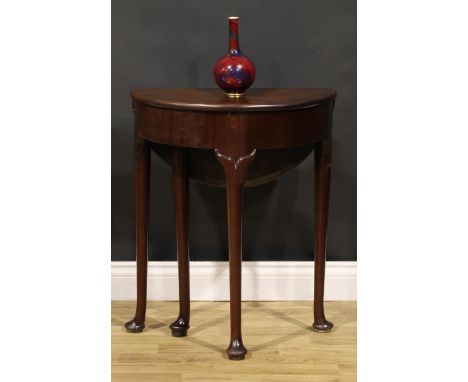 A 19th century mahogany gateleg lamp or occasional table, fall leaf, straightened cabriole legs, pad feet, 69.5cm high, 57.5c