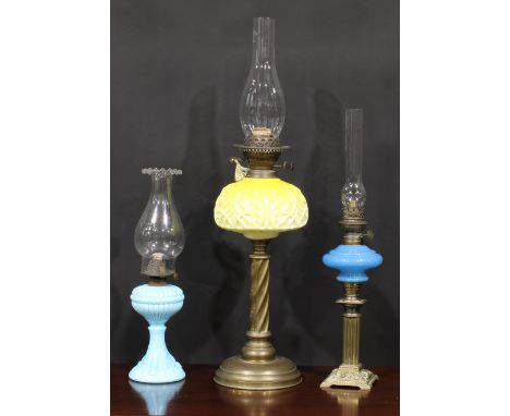 A late Victorian/Edwardian table oil lamp, Duplex burner, moulded graduated yellow glass font, brass twist column, stepped ci