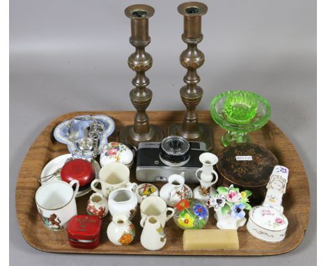 A tray lot of collectables to include Wedgwood, Hammersley and crested ware along with a camera.