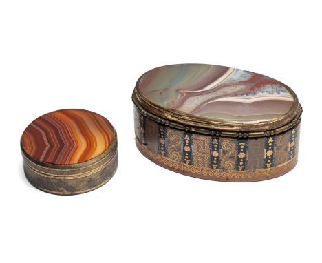 ‡ ˜AN AGATE AND SILVER-GILT SMALL BOX, PROBABLY GERMAN, UNMARKED, 20TH CENTURY, circular, the lid set with banded agate, the 