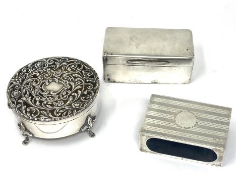 A GEORGE V SILVER TRINKET BOX, HENRY MATTHEWS OF BIRMINGHAM, CHESTER, 1911, circular, the lid pierced with a vacant cartouche