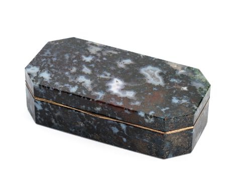‡ A GOLD-MOUNTED MOSS AGATE SNUFF BOX, PROBABLY GERMAN, CIRCA 1800, cut-cornered rectangular, with plain hinged rim mounts, u
