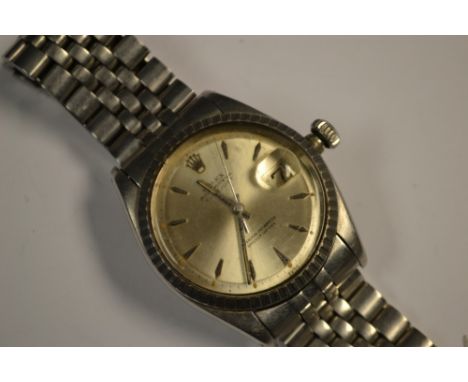 A gentleman's wristwatch, silvered dial, baton markers, centre seconds, date aperture, stainless steel case and strap