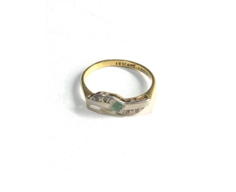 18ct gold &amp; Platinum vintage ring with emerald and diamonds set in a wave design (1.6g) 