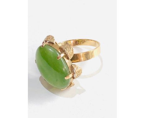 14ct gold Vintage nephrite ring with textured flower surround 4.2g 