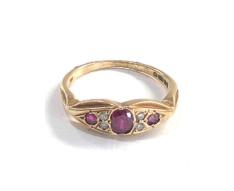 9ct gold Vintage 3 stone ruby &amp; diamond ring  (2.6g) 