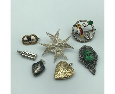 A Mixed lot of Brooches and pendants, Includes 925 silver filigree pendant/brooch, Silver and enamel bird brooch, Silver ingo