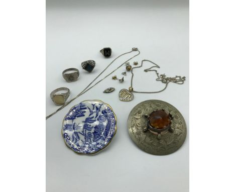 A Lot of silver jewellery which includes sterling silver and 10kt gold signet ring, Coalport costume brooch and Scottish whit