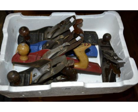 Tools - assorted Planes inc Bailey No 4.5;  Record 0.5;  Stanley Bailey 5.5; Stanley No 3;  another Stanley (5)