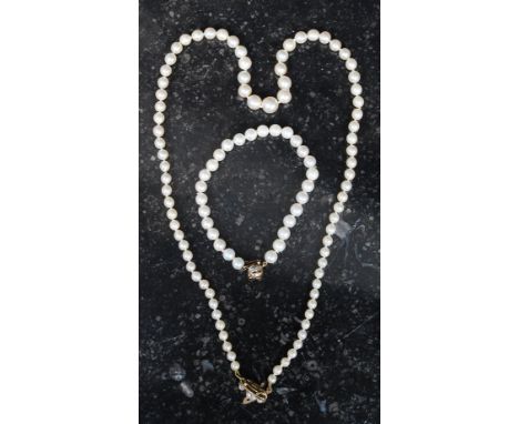 A good quality ladies 9ct gold clasp real pearl necklace. The claps with additional set pearls complete in box