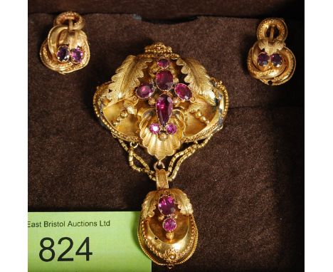 A Victorian 15ct gold and amethyst stone set ladies pendant and necklace set. Fabulous leaf design with inset stones ( 13 Tot