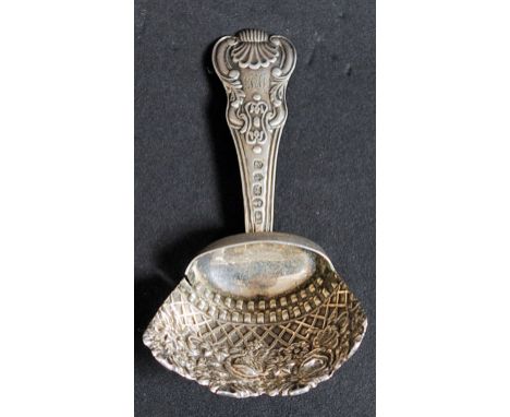 An 18th century silver hallmarked George 3rd caddy spoon / trowel being cast in relief with flowers and decorative handle. Ma