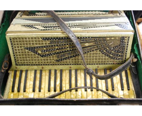 MUSICAL INSTRUMENT: A vintage 20th century Castello Soprani Settimio accordion complete with the original case