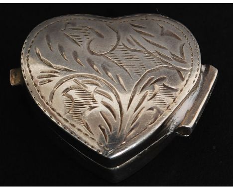 A silver 925 chase decorated snuff box in the shape of a heart. Total weight 6.1g W3cm