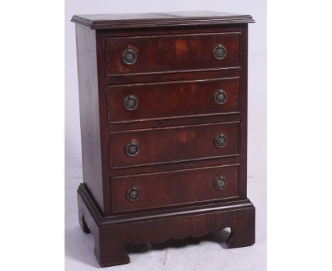 A Regency style mahogany small bachelors chest of drawers having inlaid detail with ring handles> H61 x W41 x D32 cm 