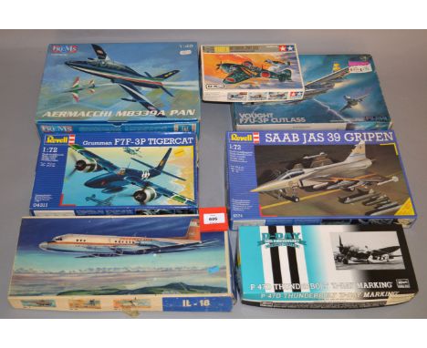 17 x plastic model kits by ESCI, Revell and similar. Mostly appear unstarted and complete.