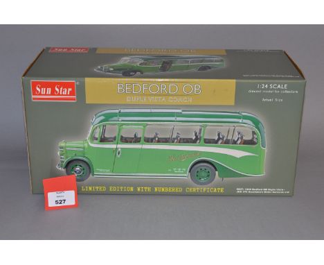 Sun Star 1:24 scale Bedford OB Duple Vista Coach diecast model. Boxed and VG.