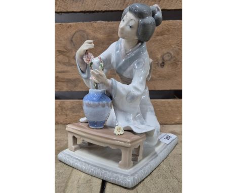 Lladro 4840 Japanese Girl Decorating Flowers Geisha Kimono study 