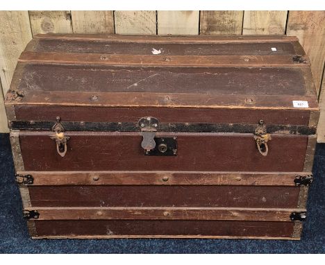 Saratoga trunk. Wooden bound. 
