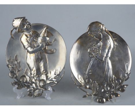 Paar Wandreliefs um 1900Aus Zinn ausgearbeitet mit schönen Jugendstil-Motiven, Darstellung eines Jungen mit Hut und einem Hah