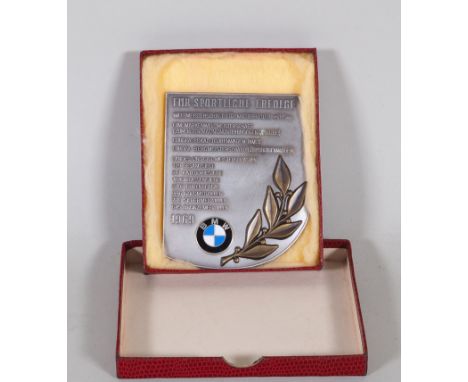 BMW Plakette für sportliche Erfolge, 1969versilberte Metallplakette BMW für sportliche Erfolge, aufgelistete Erfolge, Meister