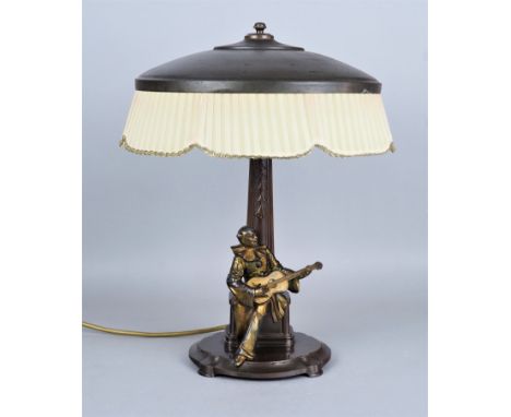 Art Déco Tischlampe um 1920Breiter ovaler Stand, daraus Postament ähnlicher konisch nach oben verlaufender Schaft, im vordere