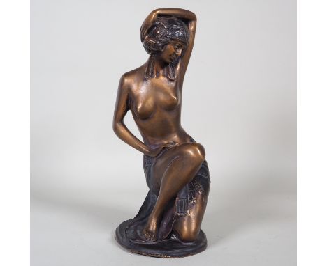 Bronze Skulptur "Nackte Schönheit"Darstellung einer jungen Asiatin in kniender Pose mit einem Tuch um die Hüfte auf einem Soc