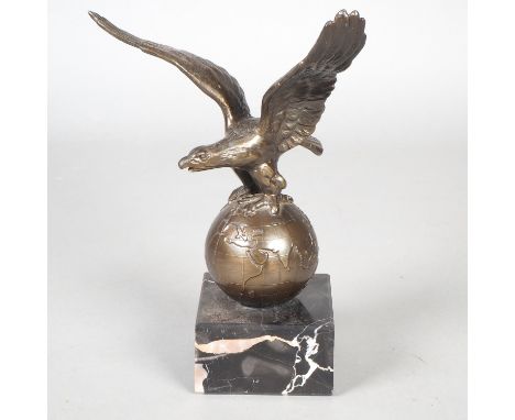 Bronze Adler auf Weltkugel "Siegestrophäe"Aus Bronze, patiniert. Großer Adler mit ausgebreiteten Flügeln, auf einer detaillie