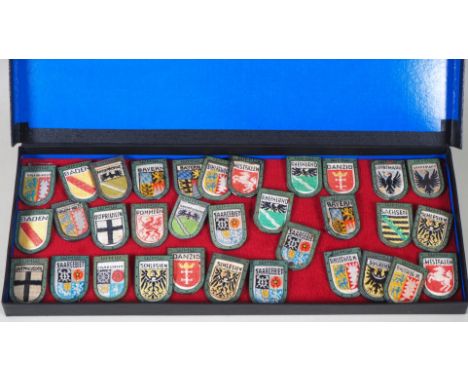 Sammlung WHW Abzeichen viel "Grenzland-Wappen", u.A. Danzig, Saargebiet, Rheinprovinz, 33 Stück, 3. ReichAus dem Nachlass ein