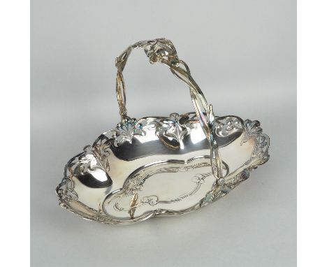 Jugendstil Früchtekorb, WMF, um 1900Aus Metall versilbert, mit reichlich floralen Jugendstil Motiven sowie großem Tragebügel.