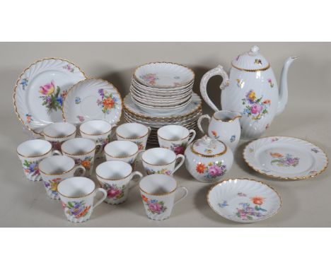 Nymphenburger Porzellanservice "Blumen- &amp; Golddekor", Form "Welle gerippt" für 10 PersonenPorzellanmanufaktur Nymphenburg