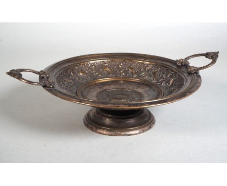 WMF, Jugendstil Henkelschale, um 1900Versilberte Schale aus Messing. Flache runde Schale, auf einem ebenfalls runden Stand, m