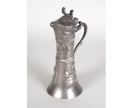 WMF, Deckelkanne, um 1905Konische Form auf breitem Stand, sich nach oben verjüngend, dazu eine geschwungene Handhabe und eine