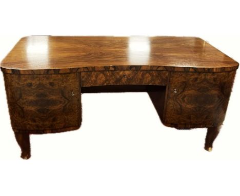 Großer Art Déco Schreibtisch, 30er JahreGeradlinige Form mit abgerundeten Ecken, Front nach innen gebaucht. Mittig eine Schub