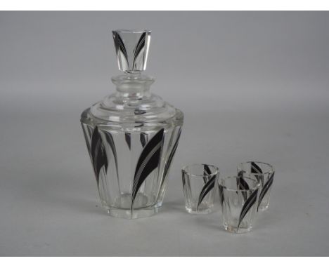 Art Déco Likör Set, um 1920 - Karel PaldaAus schwerem durchsichtigem Kristallglas mit Schliff Dekor und Facetten, mit integri