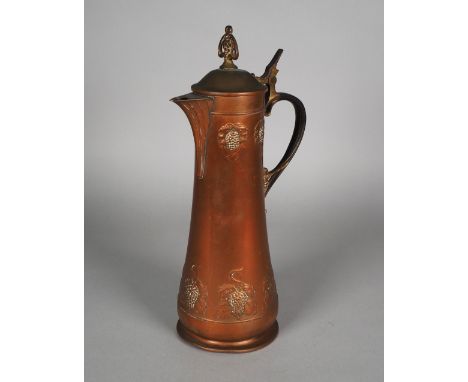 WMF, Hoher Jugendstil-Schenkkrug, um 1900Aus Kupfer, Deckel und Handhabe aus Messing. Wandung und Knauf mit Weintraubendekor.
