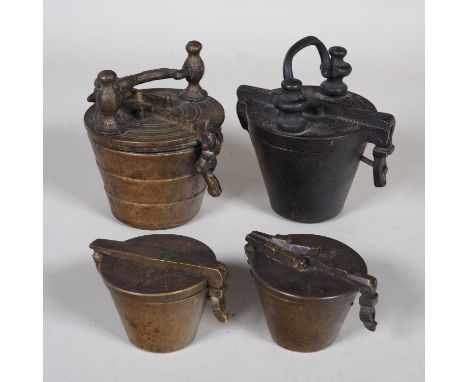 Konvolut Bechergewichte wohl 18./19. Jh.4 Bechergewichte aus Bronze bzw. Messing. 1270 gr., 1214gr. 491gr. und 484gr. Ein Bec