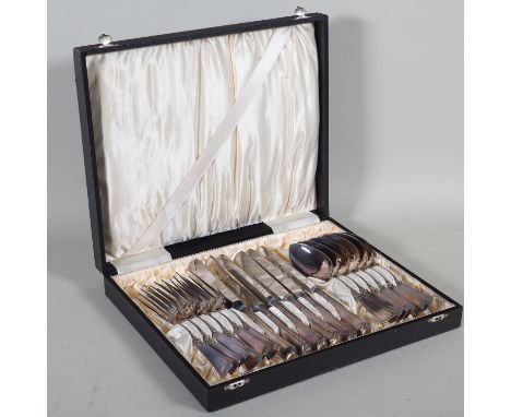 Art-Deco Besteck im Koffer, um 1920versilbertes Art-Deco Besteck für 6 Personen, im edlen Besteckkoffer, neuwertiger Zustand,