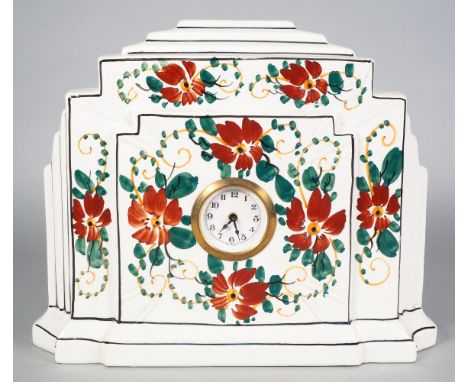 Art Deco Kaminuhr, um 1930Aus Keramik, weiß glasiert und polychrom mit einem Blumenmuster Aufglasur handbemalt. Rechteckiger 
