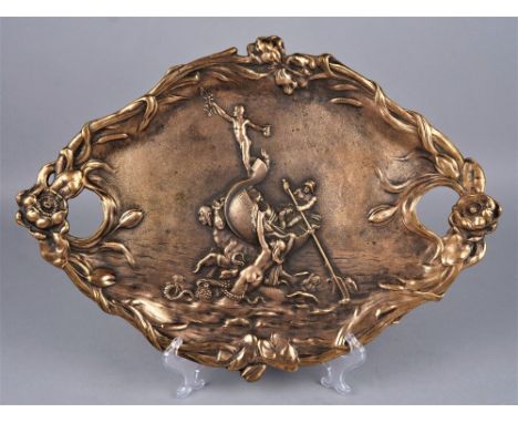 Schweres Bronzerelief um 1900Ovale Form, ringsum üppig verziert mit floralen Jugendstil Motiven, mittig mit Meerjungfrau, ein