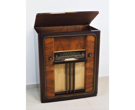 Großes "Wega" Radio mit Plattenspieler, Wegaphon S2, um 1954Hochwertiges, furniertes Holzgehäuse im typischen Design der 50er