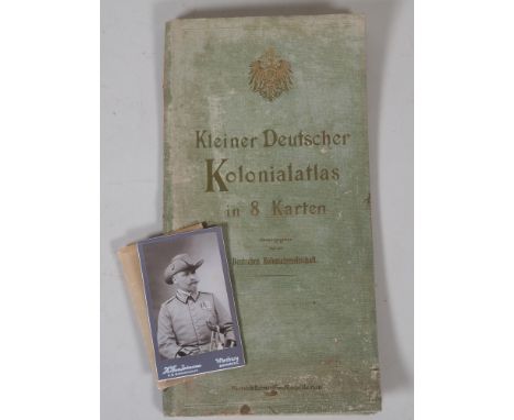 Kolonien CDV Kolonial Offizier und Kolonialatlas 1907Sehr schöne CDV Fotografie eines Offizier der Kolonialtruppen, rückseiti