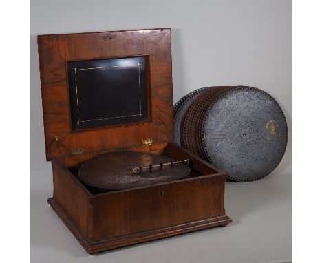 Großes "Polyphon" mit Platten um 1910Gehäuse aus Holz mit Nussbaum Furnier furniert, profilierter Stand, auch Deckel, mittig 
