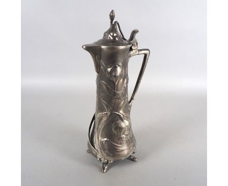 WMF, Jugendstil-Deckelkrug, um 1900Große Deckelkaraffe aus Zinn, versilbert. Umlaufend mit floralen Motiv (Tulpen) im Relief 