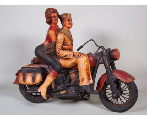 Figurengruppe US Seemann und sein Date auf einem MotorradModel eines Seemanns mit seiner Geliebten auf dem Motorrad (wohl Ind