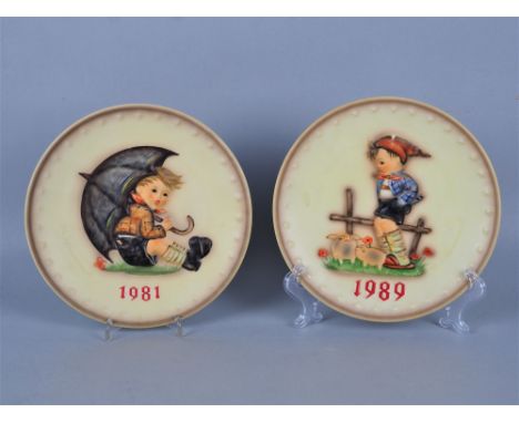 Zwei Hummel Teller, 1981 und 1989Marke Goebel, Biskuitporzellan bemalt. Herstellermarke am Boden. Intakt. Ø. 20cm.