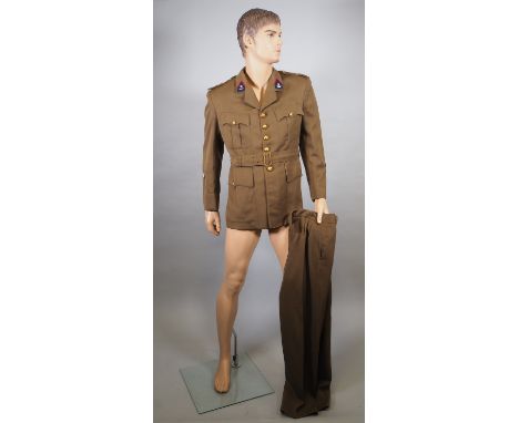Belgische Artillerie Uniform mit Hose und Riemenolivgrüner Stoff, innen mit Kunstseide Innenfutter, Schneider Etikett auf der