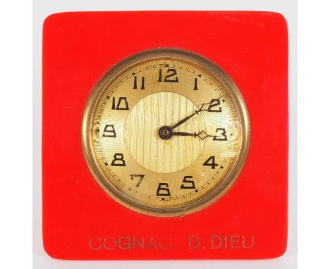 Kleine Reiseuhr, um 1900Front aus rotem Kunststoff, Uhr im Messinggehäuse. Zifferblatt ebenfalls aus Messing mit schwarzen ar
