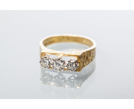 UNUSUAL EIGHTEEN CARAT GOLD DIAMOND THREE STONE DRESS RING
the rectangular bezel set with three brilliant cut diamonds totall